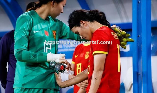 女子足球赛中，中国队斩获胜利进入下一轮